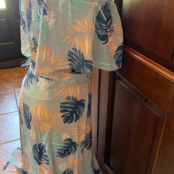 Estro Small Tropical Wrap skirt and Matching Bandeau - Picture 9 of 12